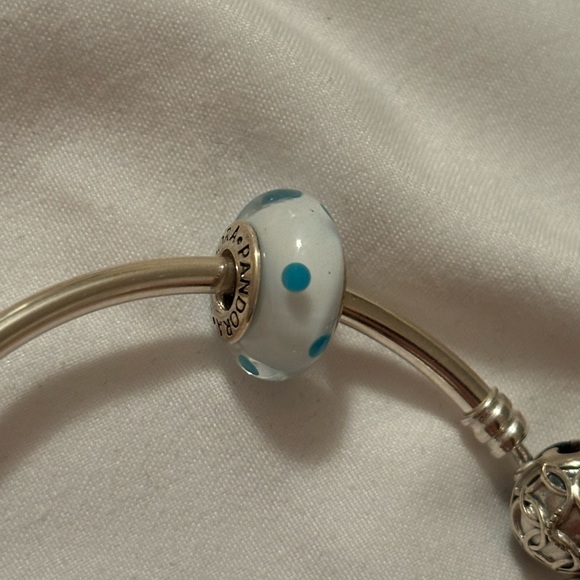 White glass bead with blue dots - Picture 1 of 1